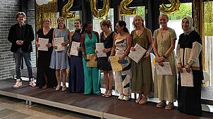 Die Klasse Berufsfachschule Erwerb von Zusatzqualifikationen im Bereich Sozialpädagogik mit Klassenlehrer Florian Lindenthal (links). ...