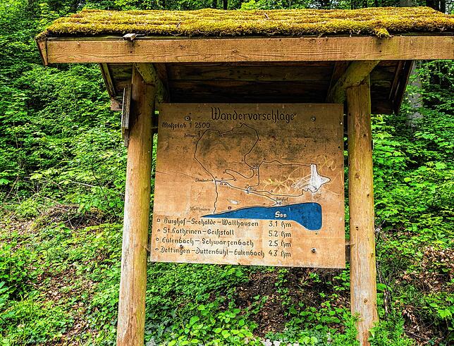 Die Holztafel schlägt verschiedene Wanderrouten von unterschiedlicher Länge vor.