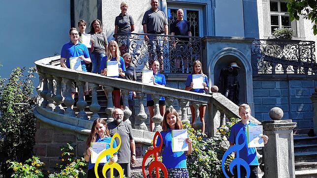 Stolz präsentieren die Blasmusikanten ihre Urkunden (von unten, links nach oben): Tina Maier (Flöte/Bronze), Josef Klein ...