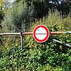 Hochwasser? Aktuell nicht. Schranken, die im Ernstfall die Wege im unteren Bereich des Flusses versperren, verhindern im Moment maximal ...