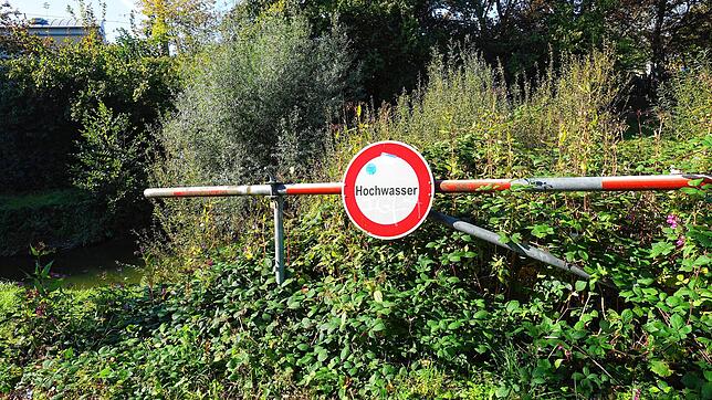 Hochwasser? Aktuell nicht. Schranken, die im Ernstfall die Wege im unteren Bereich des Flusses versperren, verhindern im Moment maximal ...