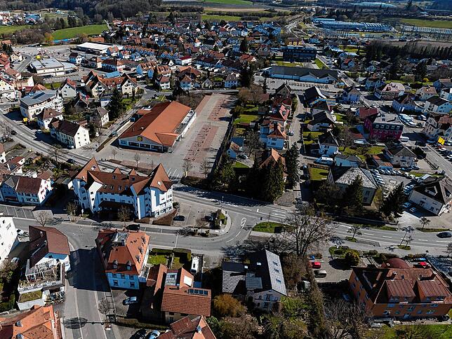 Lidl in der Mitte links nimmt samt Parkplatz die Fläche ein, auf der früher neben dem Douglas‘schen Forsthaus auch weitere Häuser ...