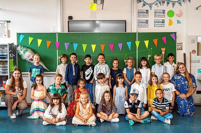 Die Klasse 1b der Hebelschule Gottmadingen mit ihrer Klassenlehrerin Anke Rösch (rechts) und FSJ Kraft Lara Hügle (links) bei ihrer ...