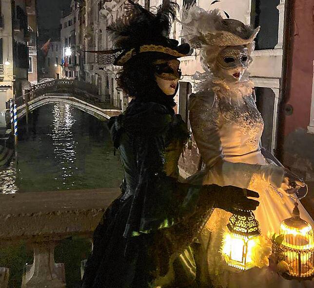Ein Hotspot des Carnevale mit der Seufzerbrücke im Hintergrund.