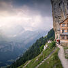 Ein Besuch des berühmten Gasthauses Aescher Wildkirchli im Felsen im Hinterland des Säntis-Bergmassivs ist eins der 165 Ausflugsziele, ...