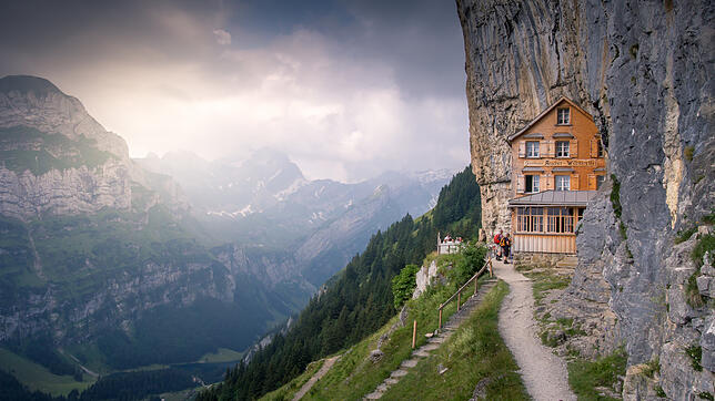 Ein Besuch des berühmten Gasthauses Aescher Wildkirchli im Felsen im Hinterland des Säntis-Bergmassivs ist eins der 165 Ausflugsziele, ...