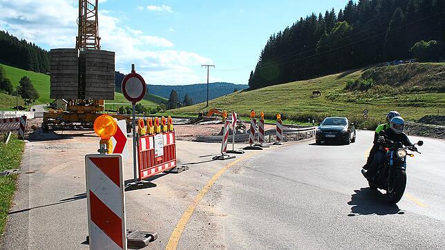 Die Dauerbaustelle kurz vor Rohrbach. Dort wird die Brücke erneuert. Erfreulicher Nebeneffekt: Die kleine Umleitungsschleife reduziert ...