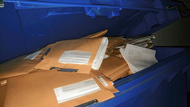 In konventionellen Altpapiercontainern werden in der ehemaligen Hochrhein-Eggberg-Klinik Patientenakten gelagert, die zur Vernichtung ...