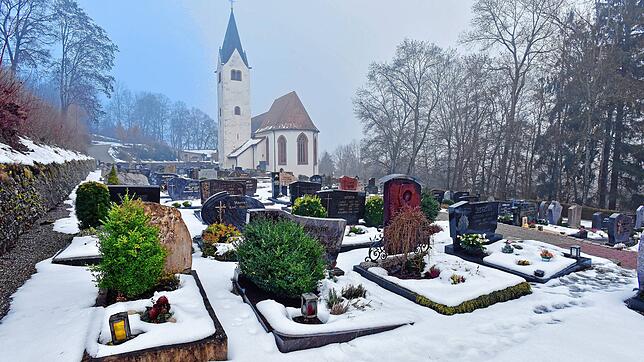 Der Friedhof in Bräunlingen im Winterkleid: Klassische Erdbestattungen werden dort seltener. Stattdessen wird eine Zunahme an ...