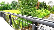 Die Wiese nach dieser Brücke ist schon teil des künftigen Wohnmobil-Geländes von VS. Vorerst warten Bürokratie-Aufgaben.