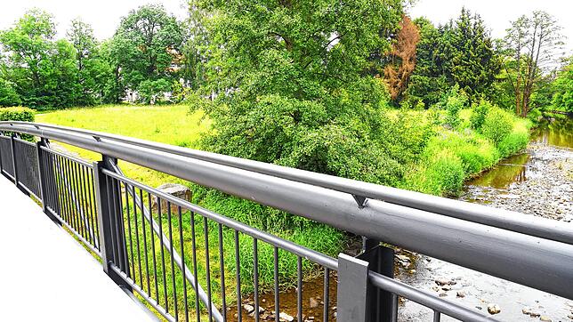 Die Wiese nach dieser Brücke ist schon teil des künftigen Wohnmobil-Geländes von VS. Vorerst warten Bürokratie-Aufgaben.