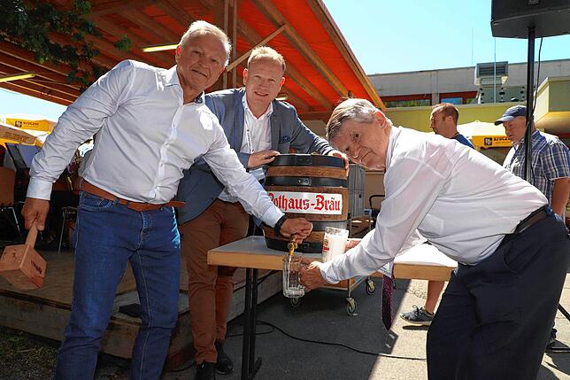 Fassanstich beim Dorffest in Lippertsreute anlässlich 50 Jahre Eingemeindung der einst selbstständigen Gemeinde nach Überlingen (von ...