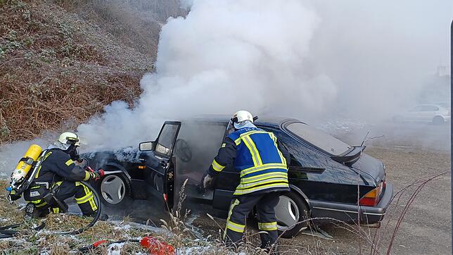 Ein Auto brennt Mitte Januar in Jestetten: Jüngst ist ein Fahrzeug auf der Landesstraße zwischen Degernau und Erzingen in Flammen ...