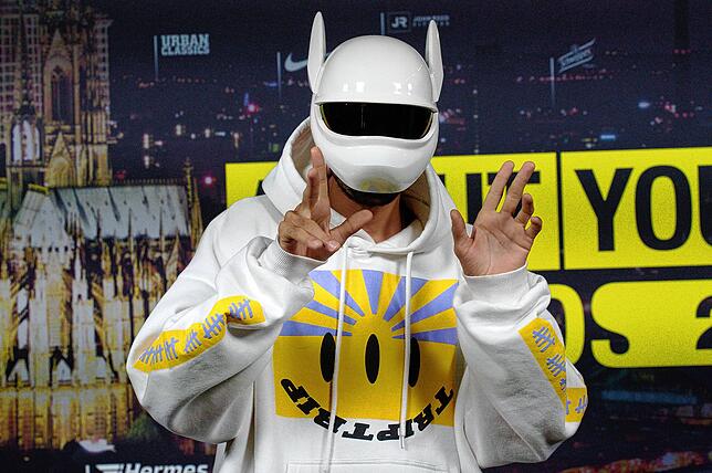 (Archivbild) Der Rapper Cro bei der Verleihung der „About You“-Awards in Köln vor rund zwei Jahren. Die Pandamaske gilt als ...