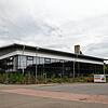 Von außen sieht das Stockacher Hallenbad schon fast fertig aus, abgesehen vom Bauzaun. Doch die Arbeiten im Inneren dauern länger.
