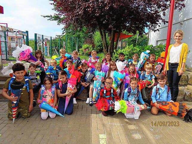 Die Erstklässler der 1b der Grundschule Orsingen-Nenzingen machen ein Klassenfoto mit ihrer Klassenlehrerin Irene Welschinger.