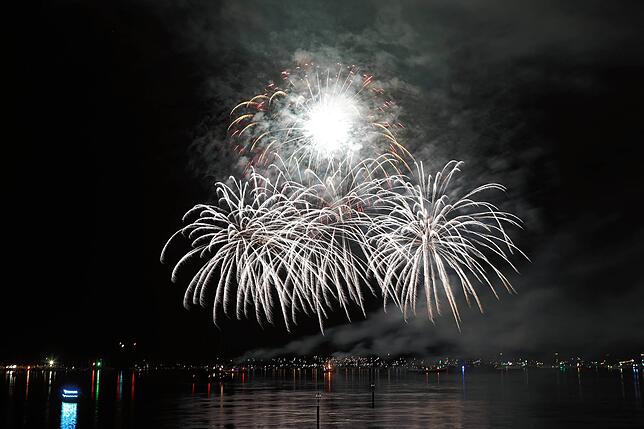 Bild 12: Konstanzer Seenachtfest 2024 - Jetzt knallt's! Das Feuerwerk am Bodensee bringt Zuschauer zum Staunen