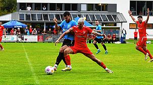 Keinen Sieger hatte das chancenreiche Duell zwischen Gastgeber FC Königsfeld (Jason Goedhuis, links) und dem SC Gottmadingen-Bietingen ...