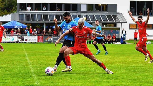 Keinen Sieger hatte das chancenreiche Duell zwischen Gastgeber FC Königsfeld (Jason Goedhuis, links) und dem SC Gottmadingen-Bietingen ...