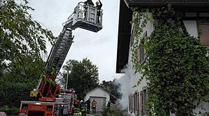 Die Freiwillige Feuerwehr Friedrichshafen unterstützt die Kollegen aus Oberteuringen bei der Hauptübung mit der Drehleiter: Pfarrer ...