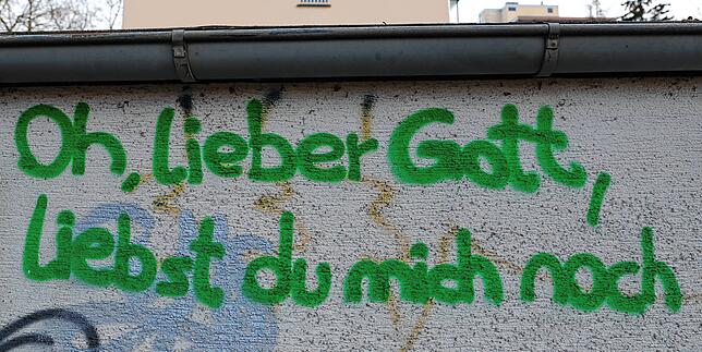 „Oh, lieber Gott, liebst du mich noch“, steht auf einer Mauer in der Mannheimer Straße.