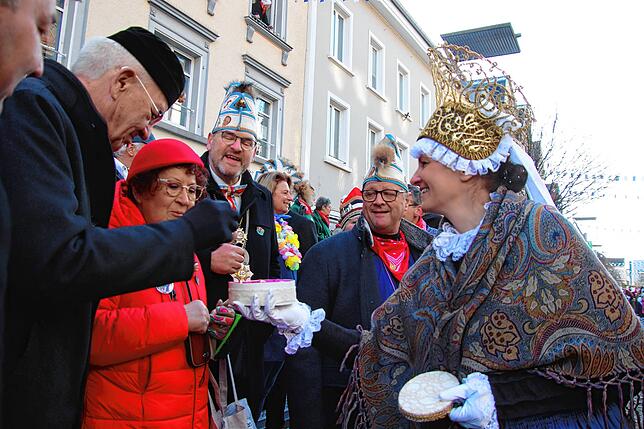 Winfried und Gerlinde Kretschmann bekommen von einer Altvillingerin ein Präsent überreicht.