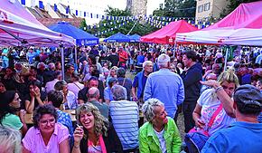 Der Spitalgarten ist wieder Treffpunkt für zahlreiche Besucher. Dort hat die Narrozunft ihr Sommerfest ausgerichtet. Die Besucher ...