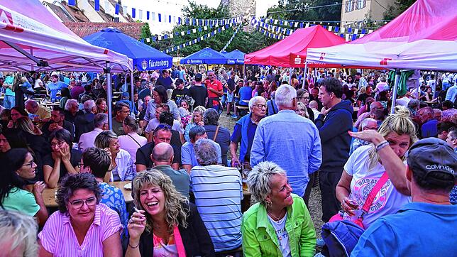 Der Spitalgarten ist wieder Treffpunkt für zahlreiche Besucher. Dort hat die Narrozunft ihr Sommerfest ausgerichtet. Die Besucher ...