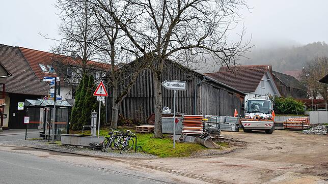 Im Rahmen des Landessanierungsprogramms wird der Bereich um die Weilerkapelle umgestaltet und die Scheune hinten den Bäumen wird ...