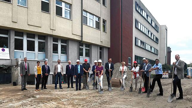 Spatenstich für den Erweiterungsbau des Klinikums Hochrhein mit Landrat Martin Kistler (4. von rechts), Geschäftsführer Hans-Peter ...