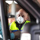 Ein Bundespolizist mit Atemmaske kontrolliert am Grenzübergang zur Schweiz ein Fahrzeug. Das Bild vom März könnte ab Montag wieder ...