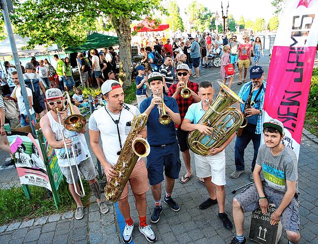 Auch dies ein Blick ins Foto-Archiv von 2019: Die Konstanzer Formation New Jam tingelt über den Konstanzer Flohmarkt und sorgt für gute ...
