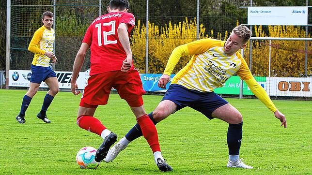 Hier konnte sich der Überlinger Andreas Romeo (links) gegen Felix Schairer von der SG Dettingen-Dingelsdorf durchsetzen.