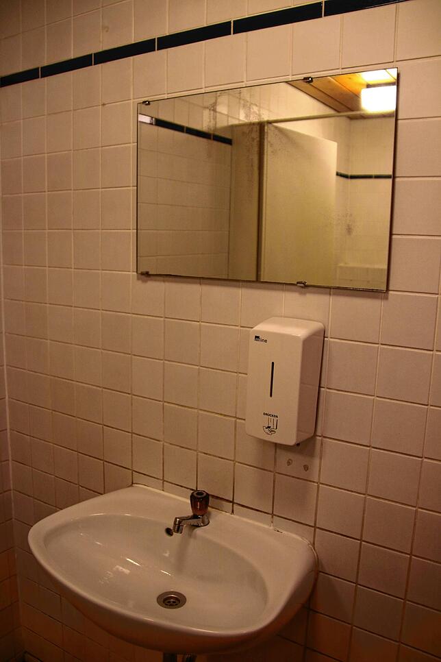 Sauberer Spiegel und Waschbecken im Parkhaus Kornhaus Waldshut.