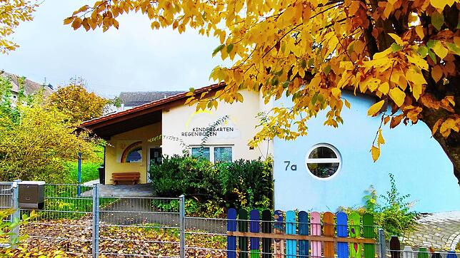Wenn der Anbau an den Kindergarten Zoznegg verwirklicht wird, wird auch der bunte Zaun um das Gebäude herum teilweise versetzt werden ...