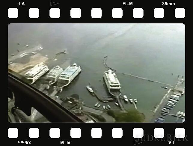 Filmstreifen Die Fähren sind noch da: Blick auf den Hafen in Konstanz-Staad. Am Bildrand unten links ein Stück Fensterrahmen der Hubschrauberkanzel.