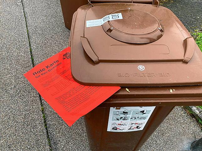 Zu viele Störstoffe: Diese Biotonne im Landkreis Waldshut ist bei der Leerung stehen geblieben. Die rote Karte macht deutlich, dass der ...