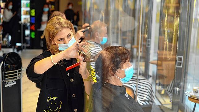 Olivia Bucher freut sich, dass ihr Salon wieder geöffnet ist und schneidet bereits kurz nach 8 Uhr ihrer ersten Kundin die Haare.