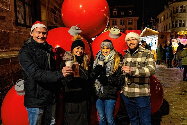 Vlnr. Florian Schimarz, Laura-Emily Scheibe, Karoline Sauer und Marvin Weller genießen vor den übergroßen Christbaumkugeln ihren ersten ...