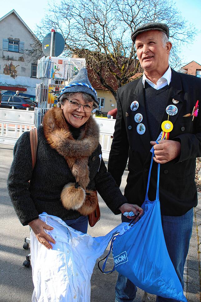 Gabi und Andreas Regenscheit aus Überlingen haben für die Enkelinnen Leinenware und Pelzkrägen für die Fastnachtsverkleidung eingekauft.