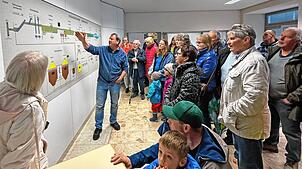 Rund 40 Interessierte waren am Donnerstag zu der Veranstaltung der Wasserkarawane ins Klärwerk Seefelden gekommen. Reinhold Dillmann ...