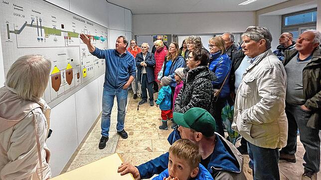 Rund 40 Interessierte waren am Donnerstag zu der Veranstaltung der Wasserkarawane ins Klärwerk Seefelden gekommen. Reinhold Dillmann ...