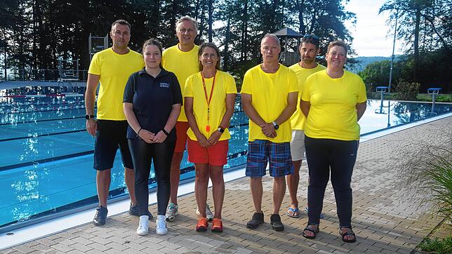 Das Team des Bad Säckinger Waldbades (von links nach rechts): Aimi Djemaili, Maike Müllerleile von den Stadtwerken Bad Säckingen, Uwe ...