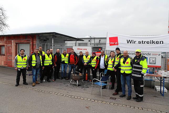 Die Busfahrer der Konstanzer Stadtwerke vor dem Werksgelände.