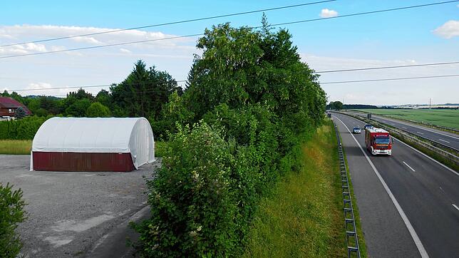 Diese beiden überdachten 40-Fuß-Contanier zieren gegenwärtig das künftige Baugebiet Bildstöckle. Hier soll eine mehrgeschossige ...