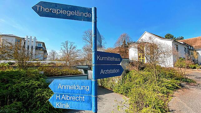 Für den Besuchsverkehr geschlossen: Die Schilder auf der Halbinsel Mettnau weisen den Weg zu den medizinischen ...
