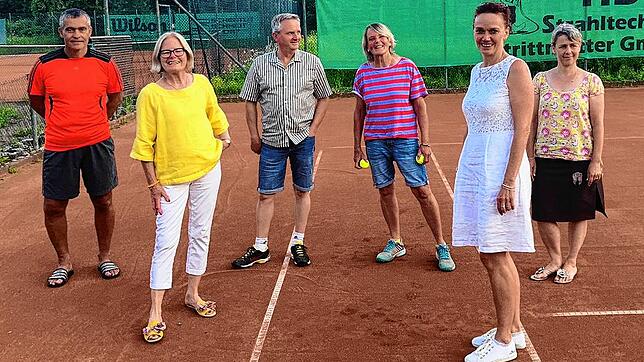 Die Jubilare des Tennisclubs Gurtweil (von links): Dieter Wagner (zehn Jahre), Gerlinde Gierach-Spott (20), Martin Hummel (zehn), Gaby ...