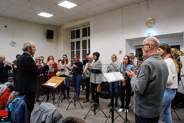 Musikalischer Auftakt: Die Stadtmusik Waldshut mit Dirigent Frank Amrein eröffnet die Hauptversammlung im Kornhaus.