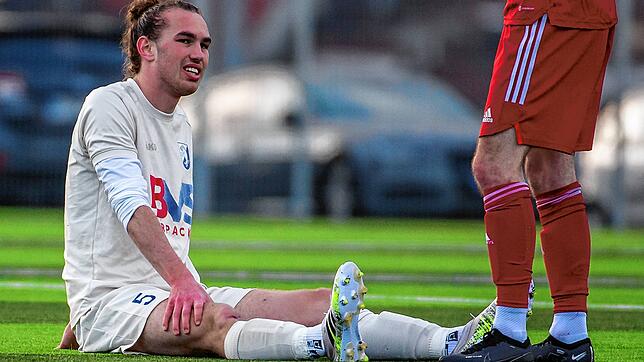 Am Boden: Der Erzinger Luis Weber musste noch in der ersten Hälfte der Partie gegen den FSV RW Stegen verletzt raus. Das Bild spricht ...