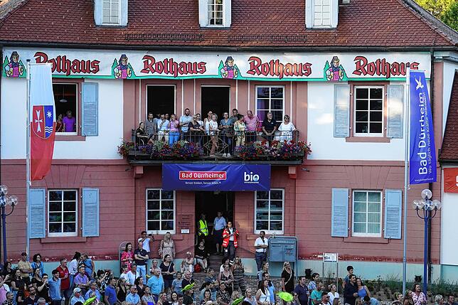 Selbst der Balkon des Rathauses ist bei der Sommersinnfonie 2022 gut gefüllt.